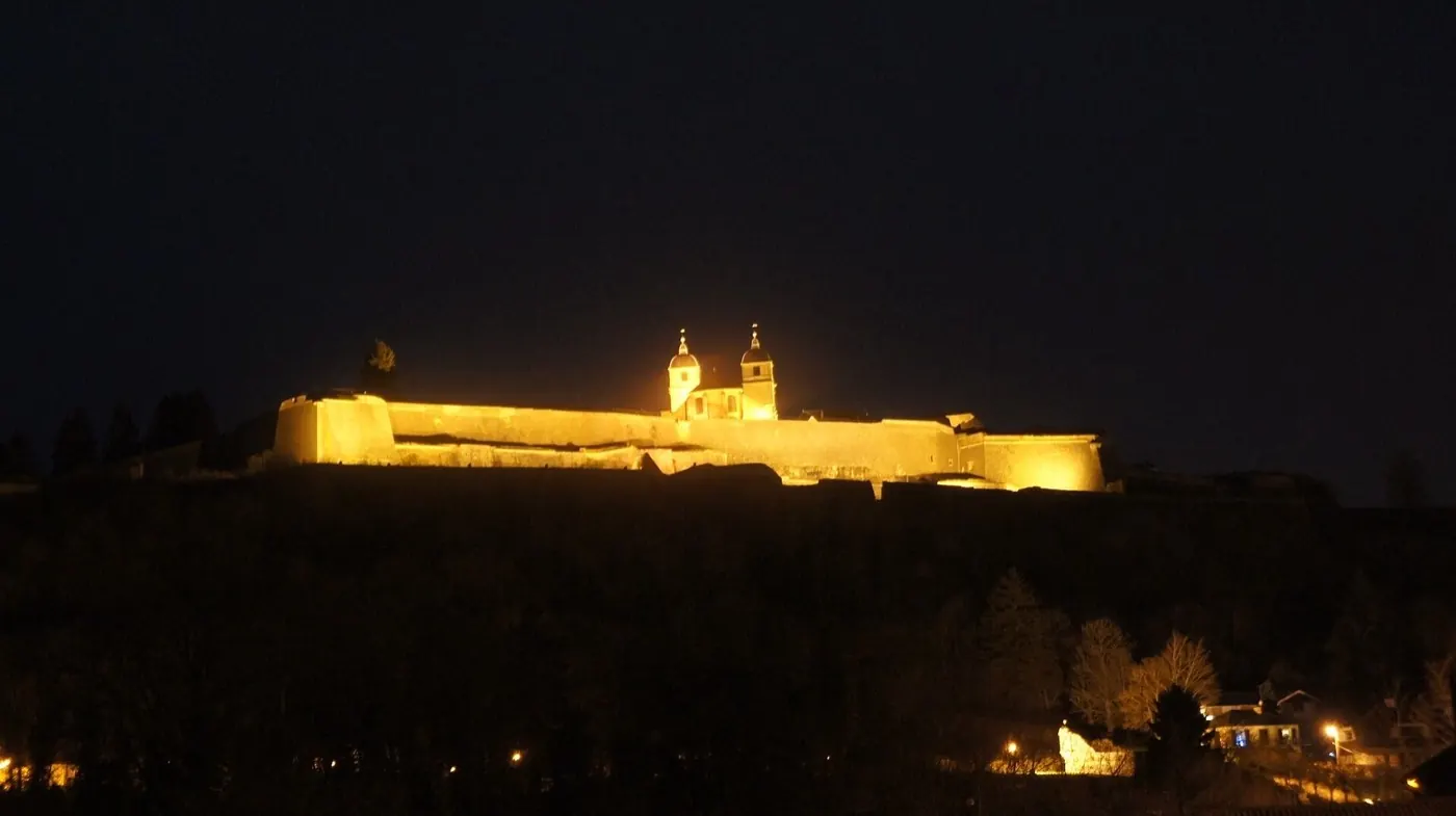 Citadelle de Montmédy illuminée la nuit